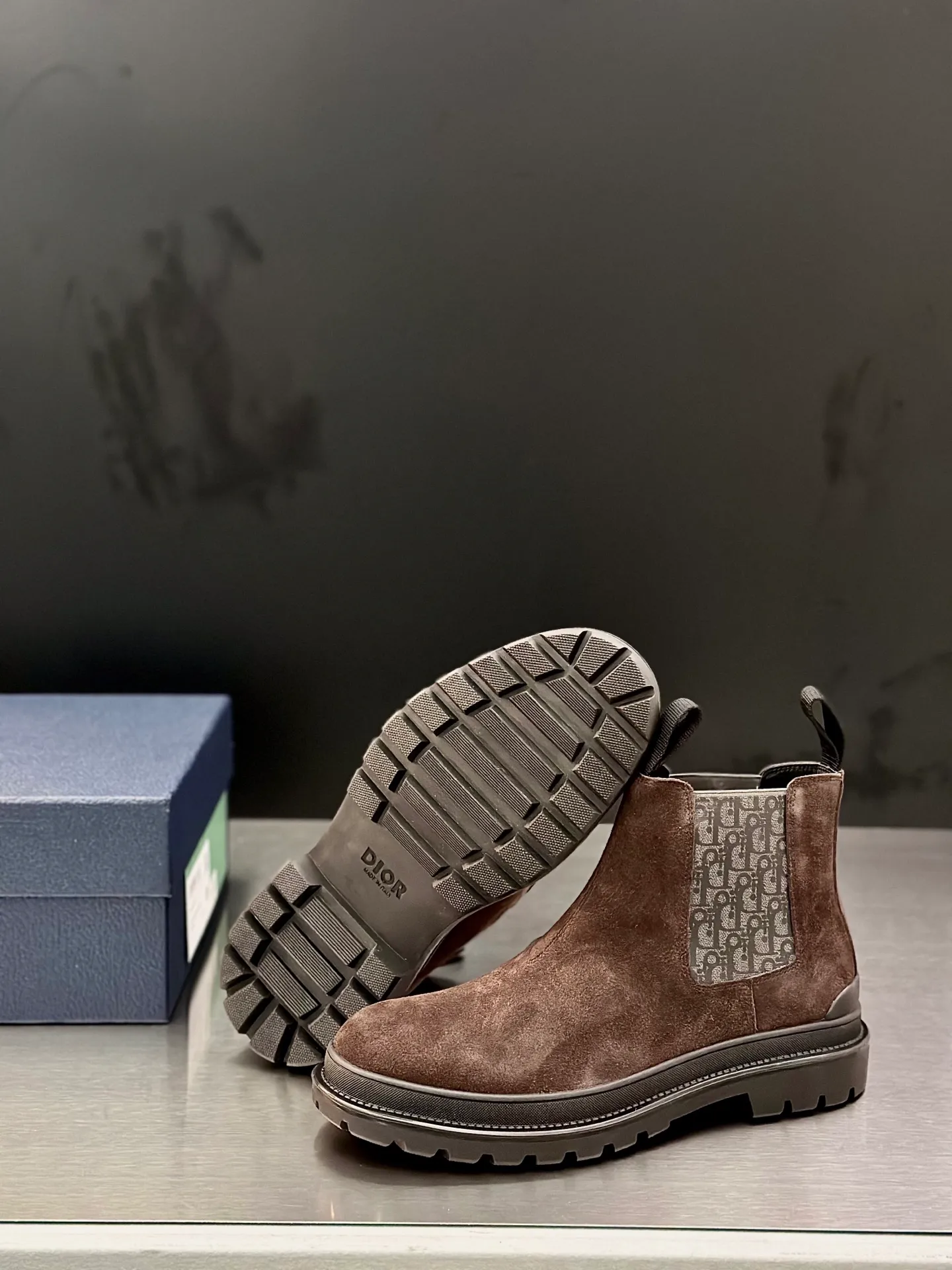 Men's shoes 💰920 Dior Dior high-top sneakers, top-quality goods produced in Dongguan, show version, leading counter trial style, Nappa cowhide material, light and breathable, soft and comfortable, easier to put on and take off, calfskin leather edging, distinctive sports style, genuine leather tongue Dior letter badge, showing the brand style, lightweight embossed pattern rubber sole, light and genuine leather feet, with original packaging Size: 39-40-41-42-43-44 (45, 46 customized) leather shoe size